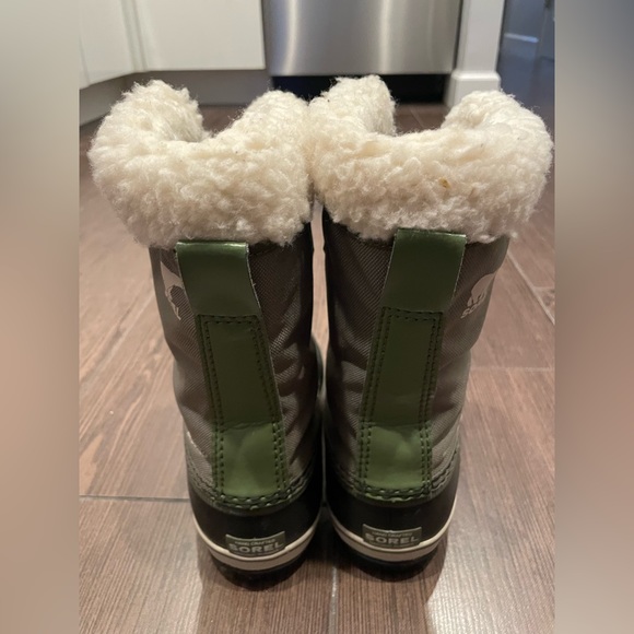 Kid’s Sorel snow boots, size 2. - Picture 2 of 5